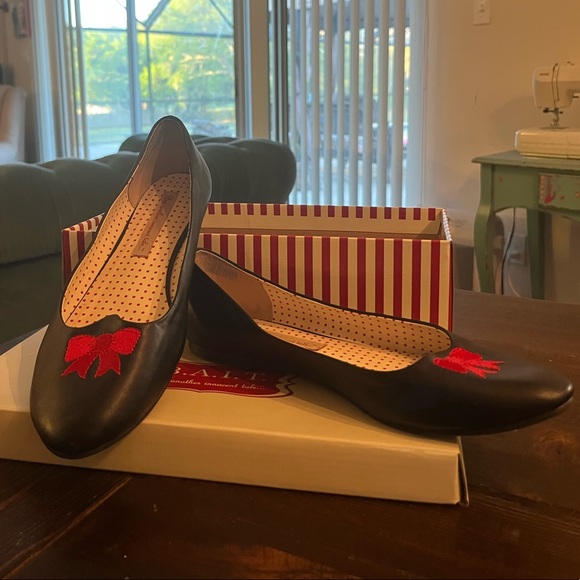 B.A.I.T. Footwear black Selena flats with red embroidered bow, vegan leather - Picture 6 of 9
